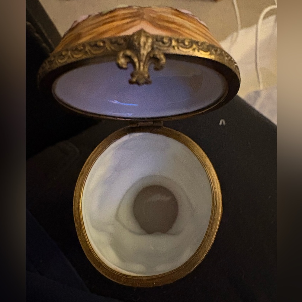 Vintage Limoges Gold-Trimmed Ceramic Lady - Picture 4 of 10